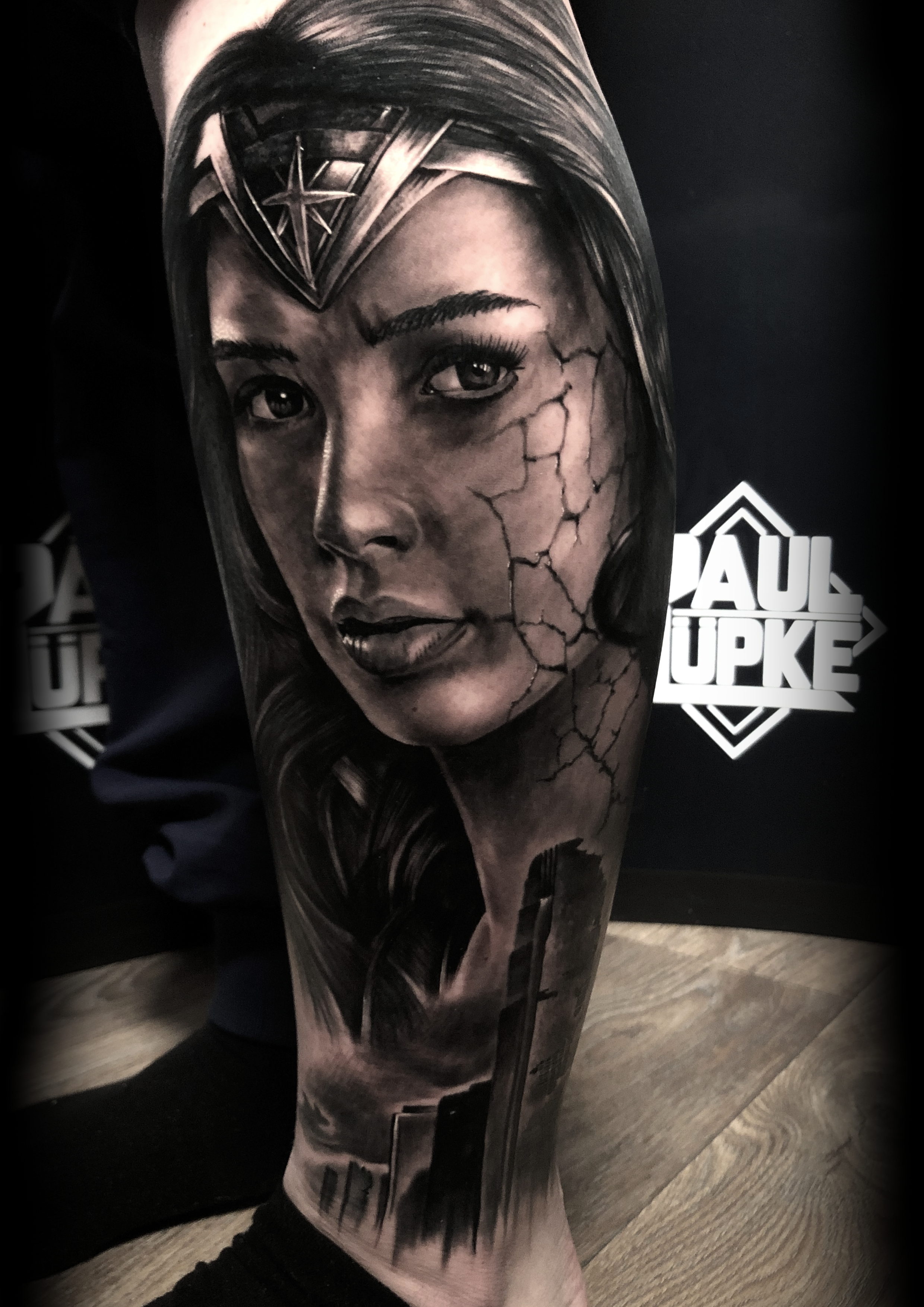 Wonder Woman Leg